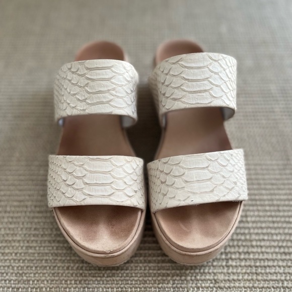 j/slides Women's Quincy Off-White Embossed 7 M US - Picture 2 of 4